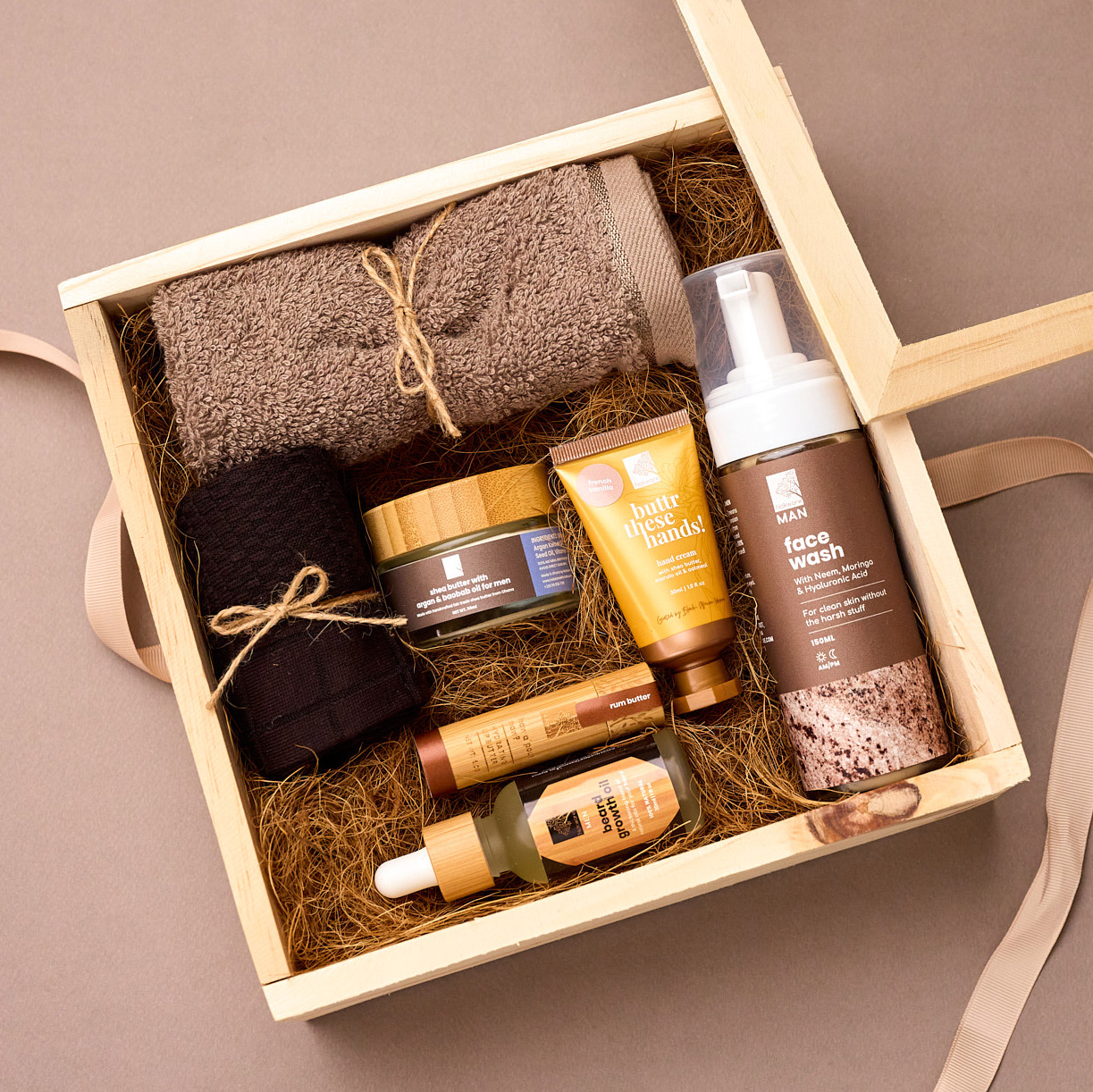Nokware Skincare Men's Midi Gift Box. 5 skincare products a face towel and a pair of socks